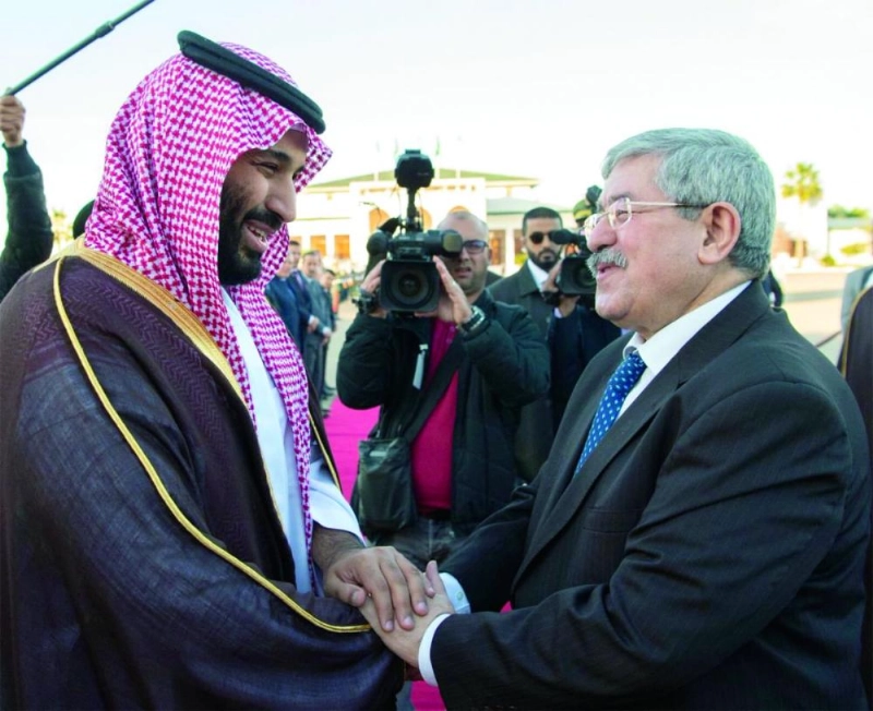 ولي العهد لدى مغادرته الجزائر والوزير الأول الجزائري في مقدمة مودعيه