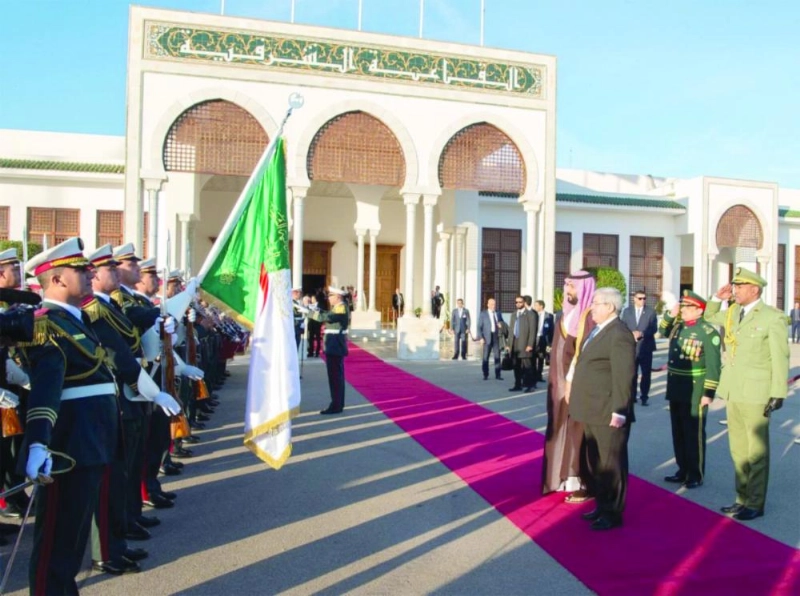 ولي العهد لدى مغادرته الجزائر والوزير الأول الجزائري في مقدمة مودعيه