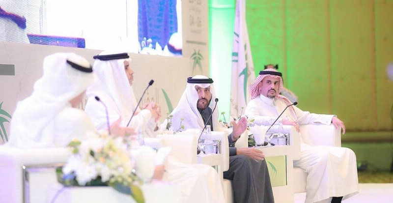 أحمد العيسى خلال الجلسة الرئيسة لمؤتمر تقويم التعليم (مكة)