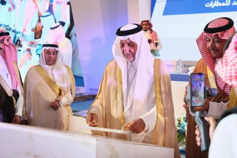 خالد الفيصل لدى وضعه حجر أساس مطار القنفذة (مكة)