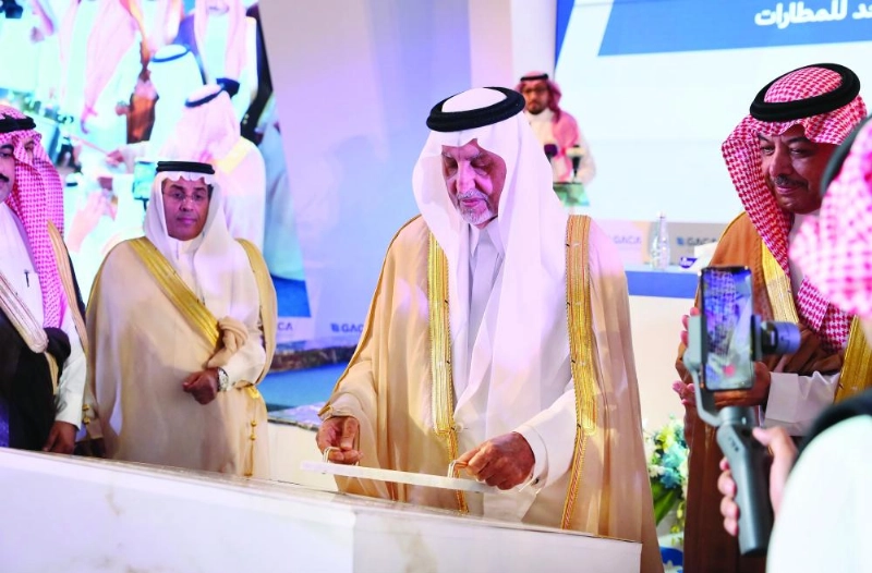 خالد الفيصل لدى وضعه حجر أساس مطار القنفذة