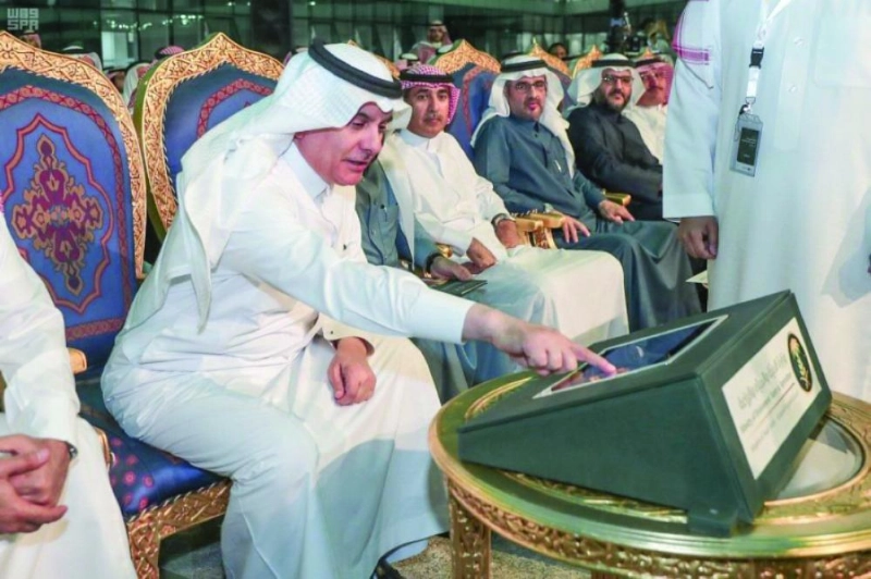 الفضلي خلال تدشينه المشروع (واس)