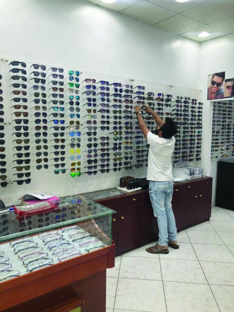 سعودي يعمل في محل نظارات بجدة (مكة)