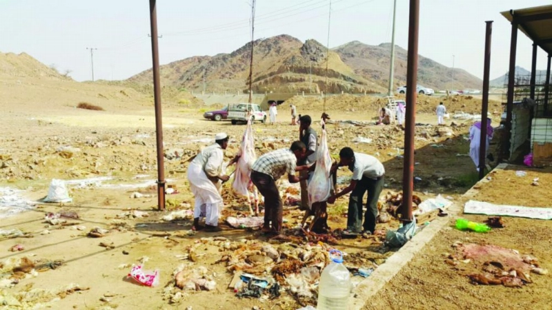 عمال في مسلخ عشوائي ضبطته إحدى البلديات سابقا (مكة)