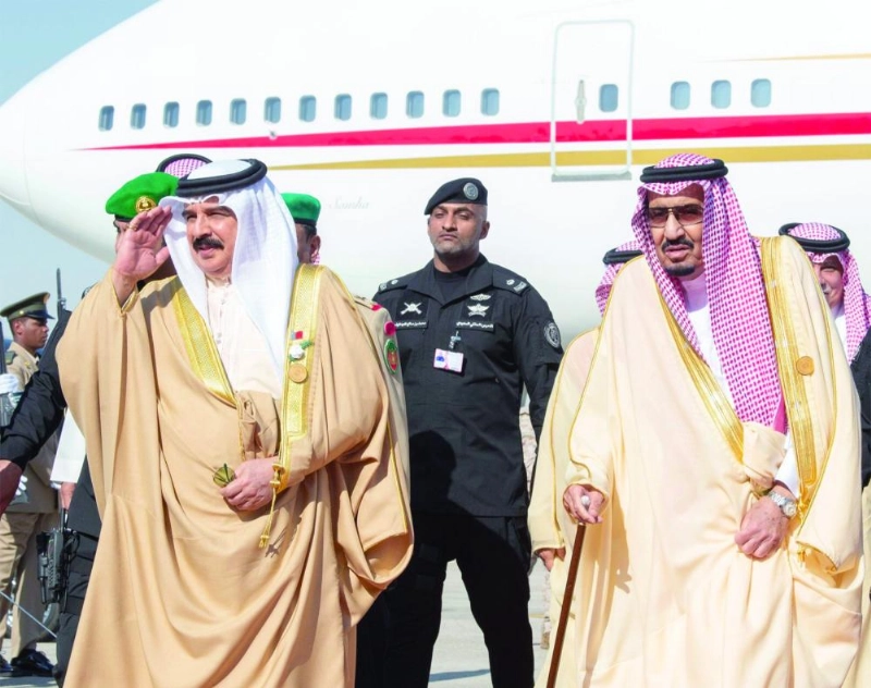خادم الحرمين مستقبلا ملك البحرين