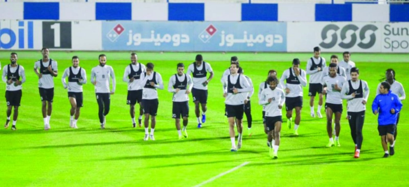عدد من لاعبي الهلال يرتدون السترة وبداخلها الشريحة (إعلامي الهلال)