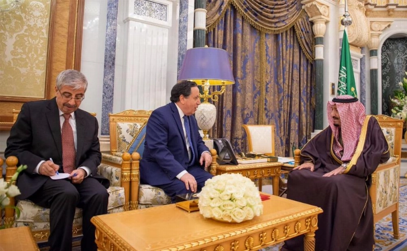 الملك سلمان لدى استقباله خميس الجهيناوي في قصر اليمامة بالرياض أمس (واس)