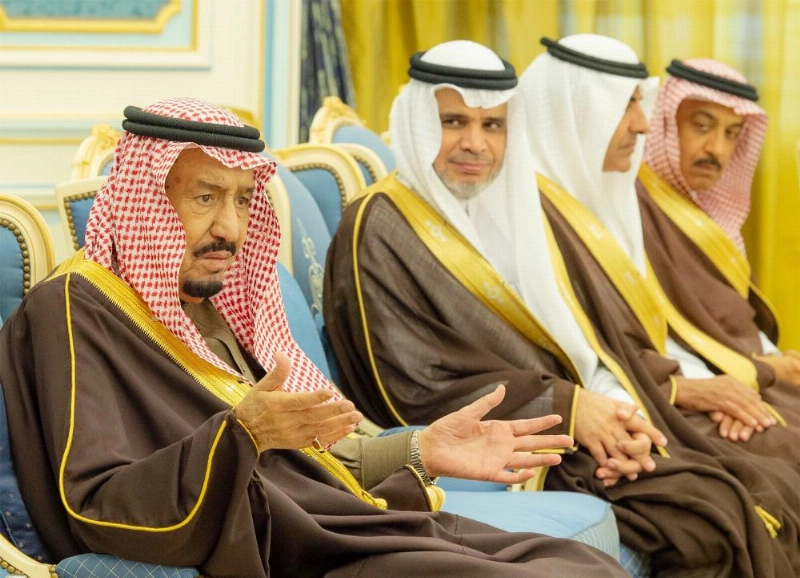 الملك سلمان لدى استقباله مديري الجامعات ووكلاء وزارة التعليم (واس)