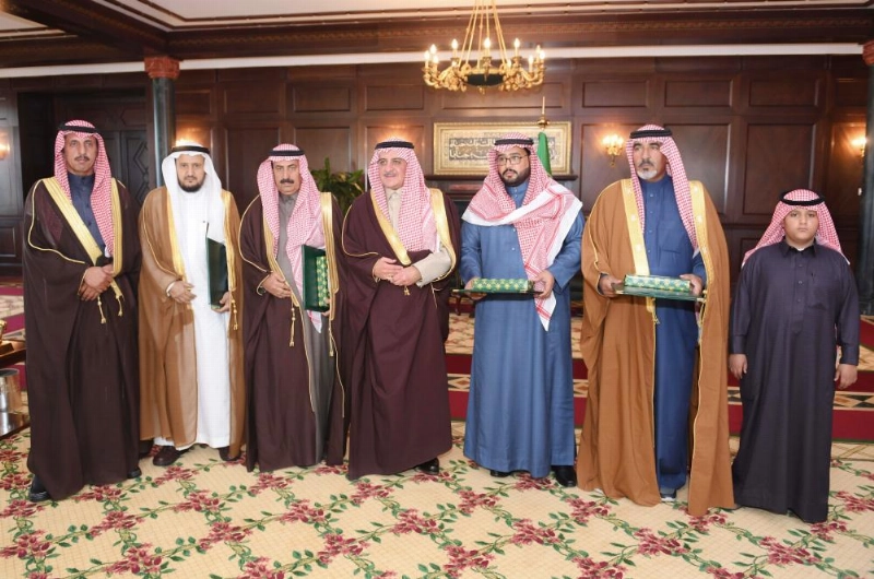 فهد بن سلطان لدى استقباله ذوي شهداء محمية الخنفة (واس)