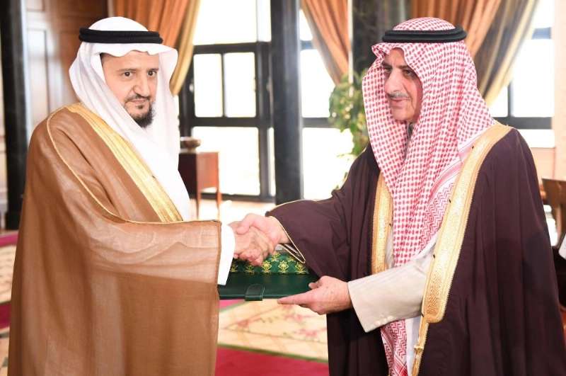 فهد بن سلطان لدى استقباله أحد ذوي الشهداء