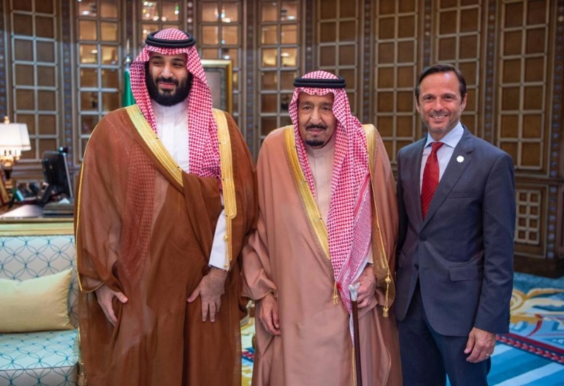 خادم الحرمين الشريفين متوسطا ولي العهد والرئيس التنفيذي لمشروع البحر الأحمر