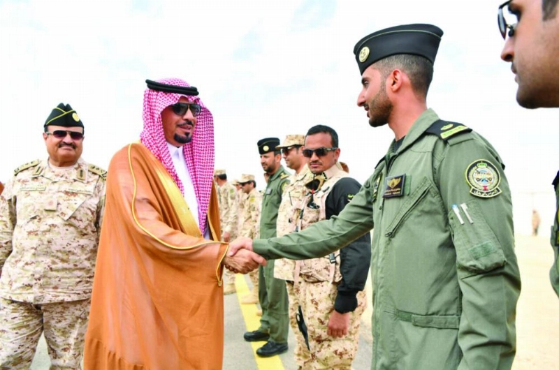 خالد بن عياف مصافحا الضباط المشاركين