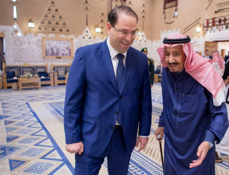 الملك سلمان خلال استقبال يوسف الشاهد في قصر العوجا بالدرعية اليوم (واس)