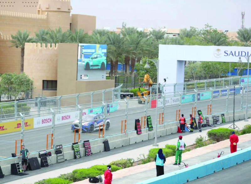 جانب من الفعاليات والإرشادات وزحف الجماهير نحو سباق الفورمولا إي بالدرعية (هيئة الرياضة)