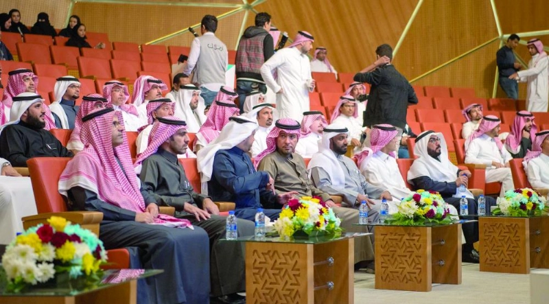 وزير الإسكان يتوسط حضور المؤتمر الصحفي