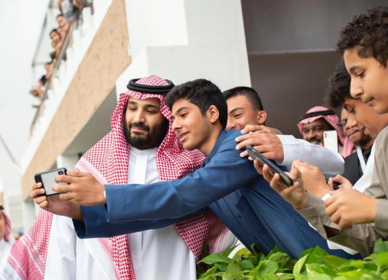 الأمير محمد بن سلمان يلبي رغبات شباب في التقاط سيلفي معه (واس)