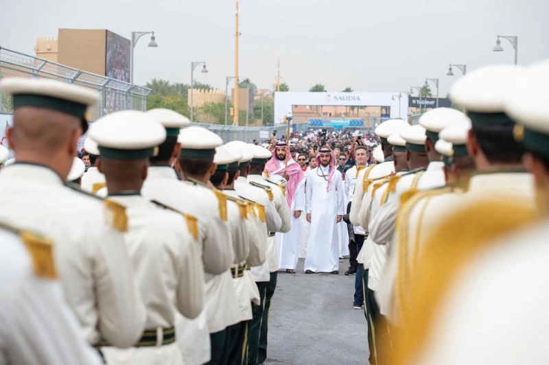 لحظة وصول الأمير محمد بن سلمان إلى حلبة سباق الدرعية