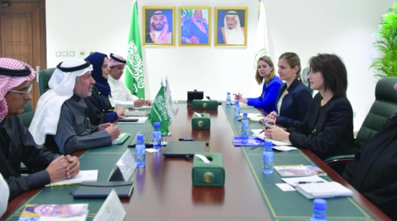 عبدالله الربيعة خلال لقائه دينيس ناتالي (واس)