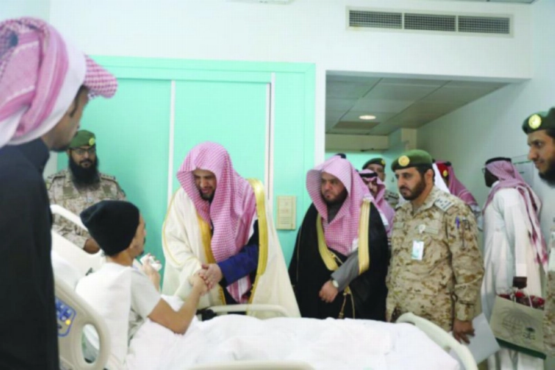 من زيارة سعود المعجب لمصابي الحد الجنوبي (واس)