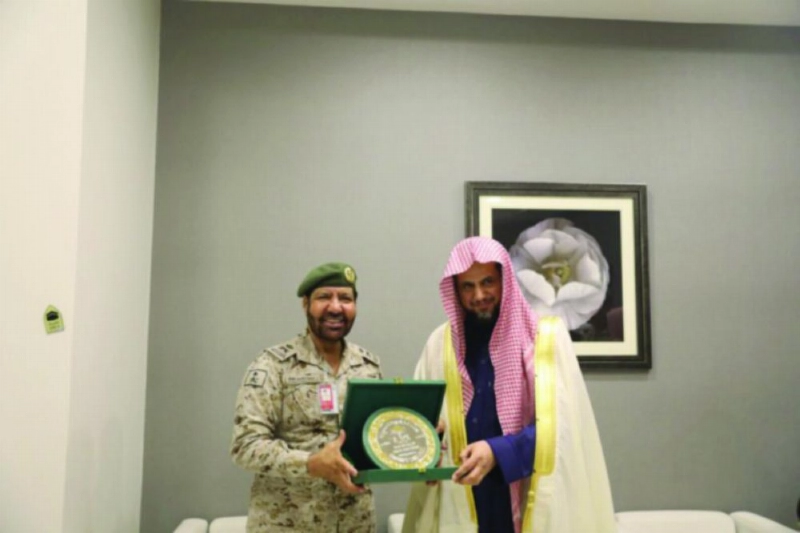 من زيارة سعود المعجب لمصابي الحد الجنوبي (واس)