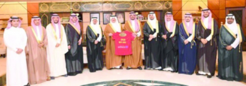 سعود بن نايف لدى استقبال إدارة القادسية (إعلامي القادسية)