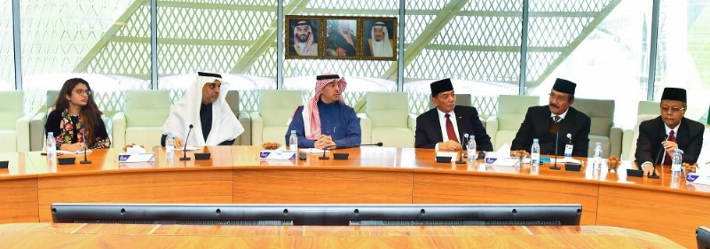 عواد العواد خلال لقائه الوفد الإعلامي (واس)