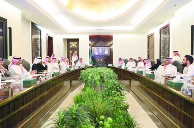 عبدالله بن بندر لدى ترؤسه الاجتماع (مكة)