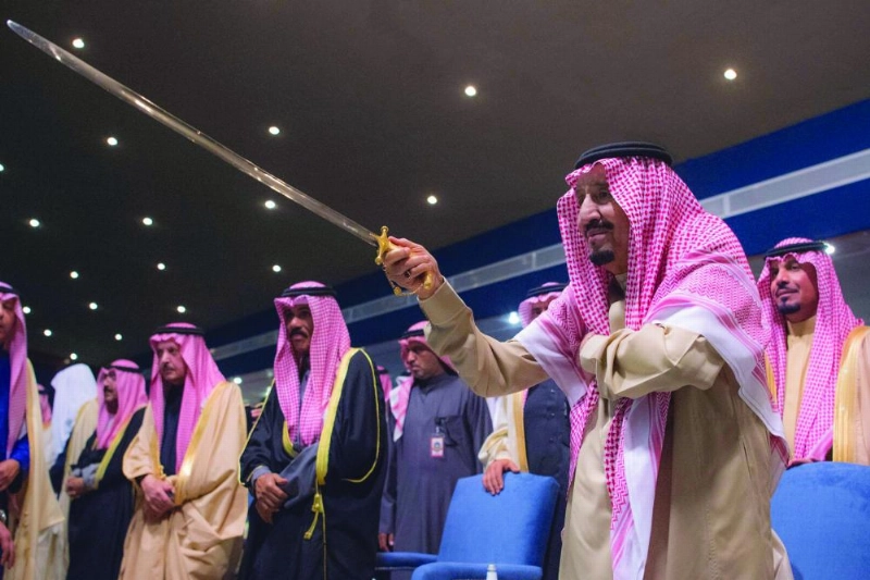 الملك سلمان متفاعلا مع العرضة السعودية لدى رعايته افتتاح الجنادرية 33 أمس الأول (واس)