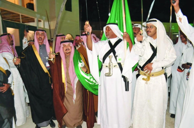 فيصل بن بندر يؤدي العرضة (واس)