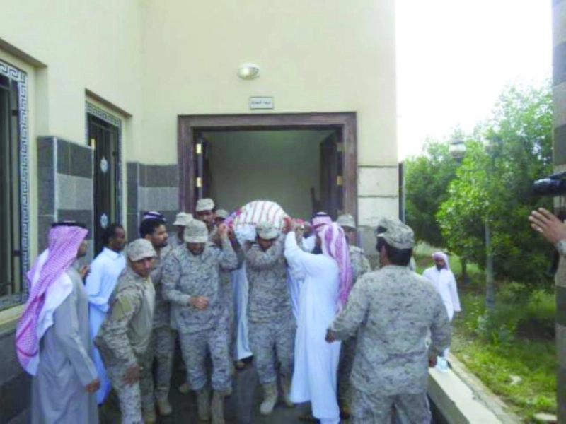 مصلون يحملون جثمان الشهيد الخبراني (واس)