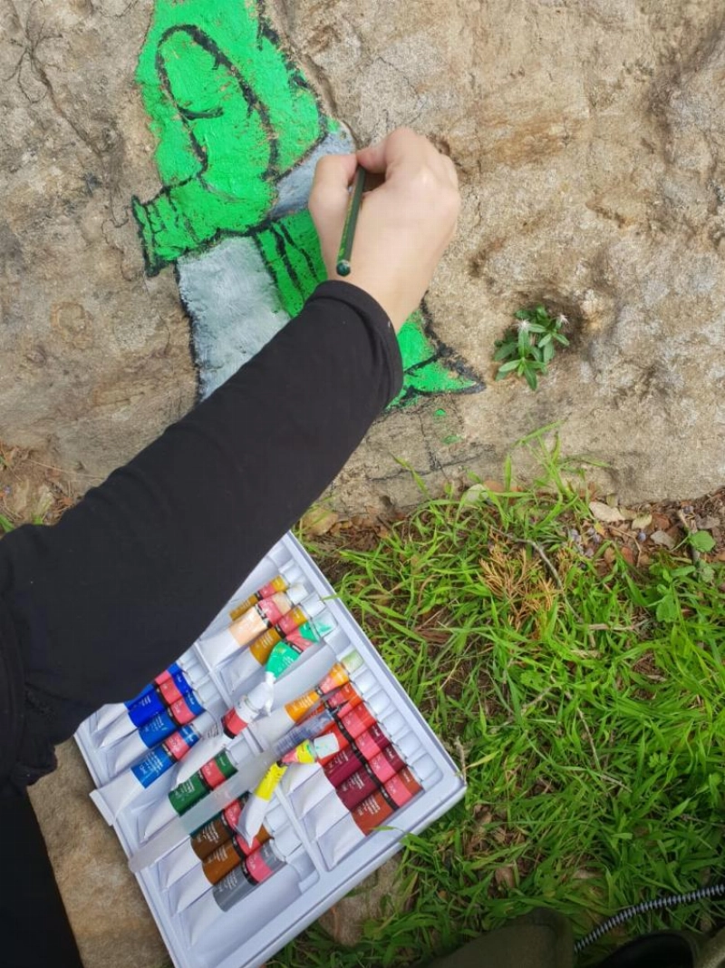 مارية أثناء رسم اللوحة (مكة)