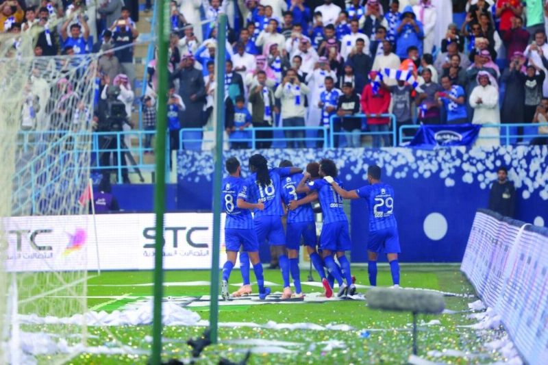 لاعبو الهلال يشاركون إدواردو فرحته بالهدف الثالث في الأهلي أمس