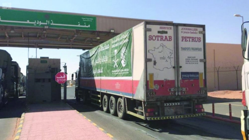 المساعدات السعودية تعبر منفذ الوديعة (واس)