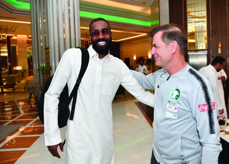 عدد من لاعبي المنتخب لحظة توافدهم ووصولهم إلى مقر تجمعهم قبل السفر إلى الإمارات