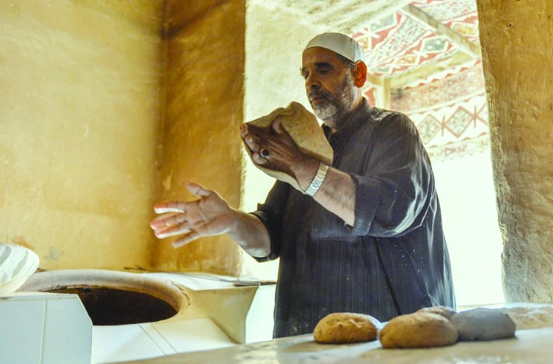 خالد أجواد يعد الخبز الحساوي (واس)