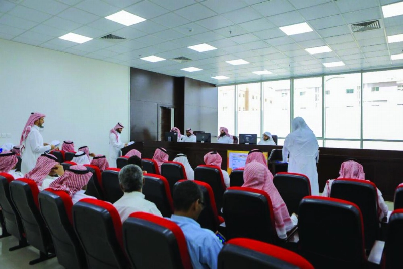 مراجعون في المحكمة التجارية بالرياض (مكة)