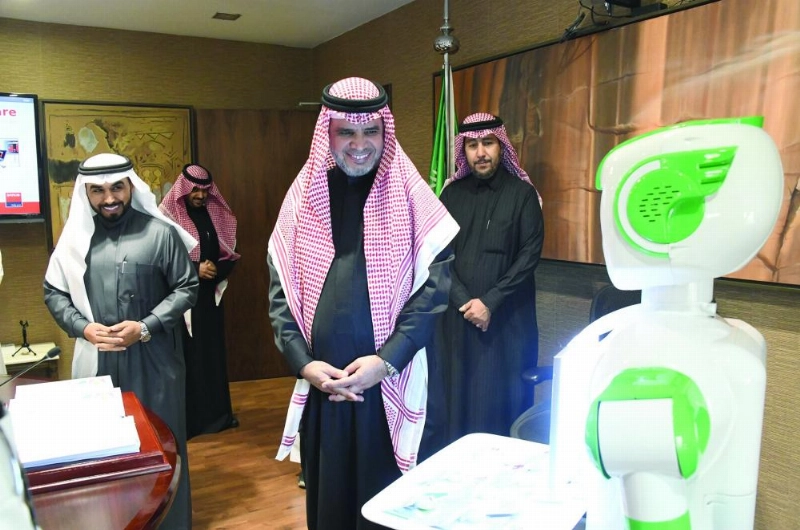 أحمد العيسى خلال تسليم البطاقة (واس)