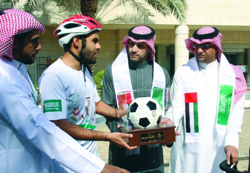 اليحيا مستعرضا مجسما تذكاريا على شكل كرة قدم (واس)