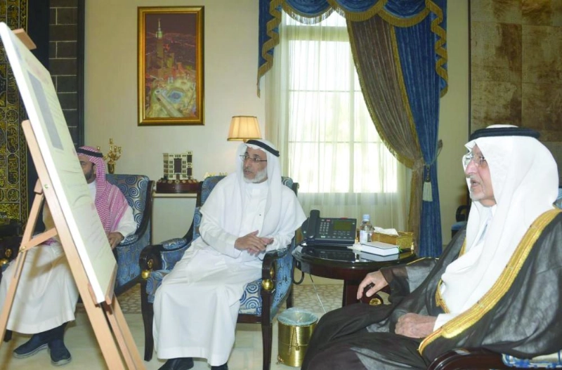 خالد الفيصل لدى اطلاعه على مبادرات التعليم (مكة)