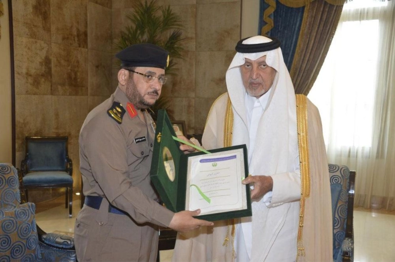 خالد الفيصل يتسلم تقرير الدفاع المدني (واس)