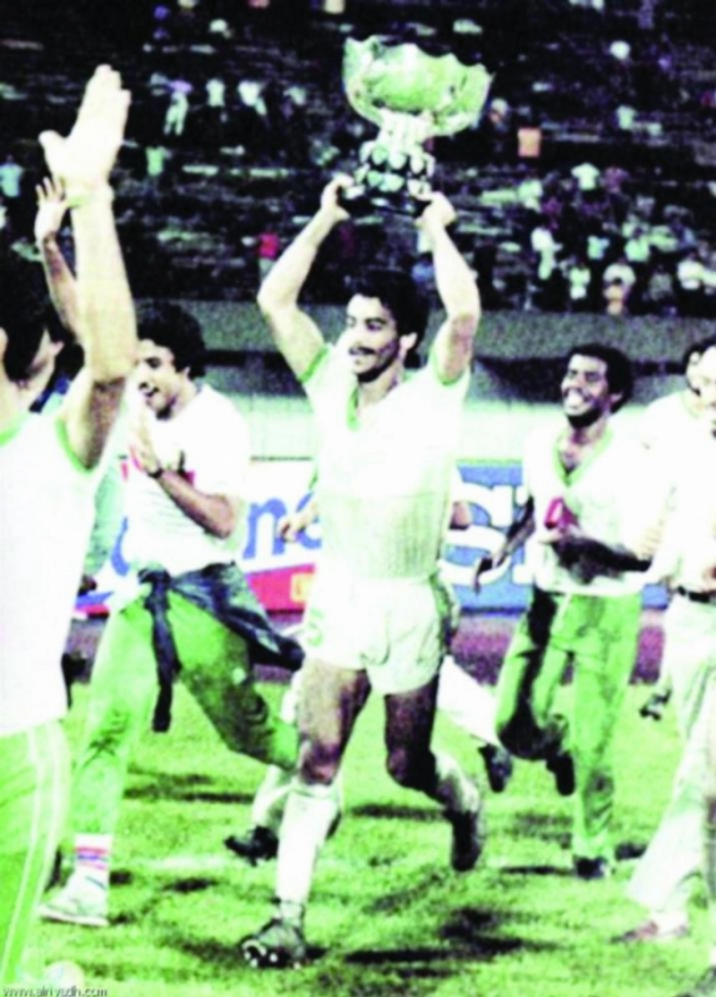 صالح النعيمة يحمل كأس آسيا
