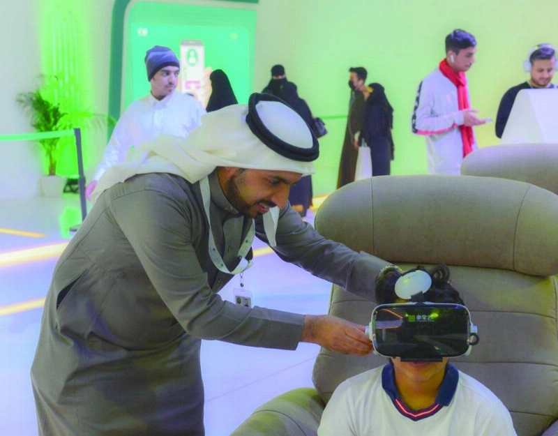 طفل يشاهد إطلاق نار عبر تقنية الواقع الافتراضي (واس)