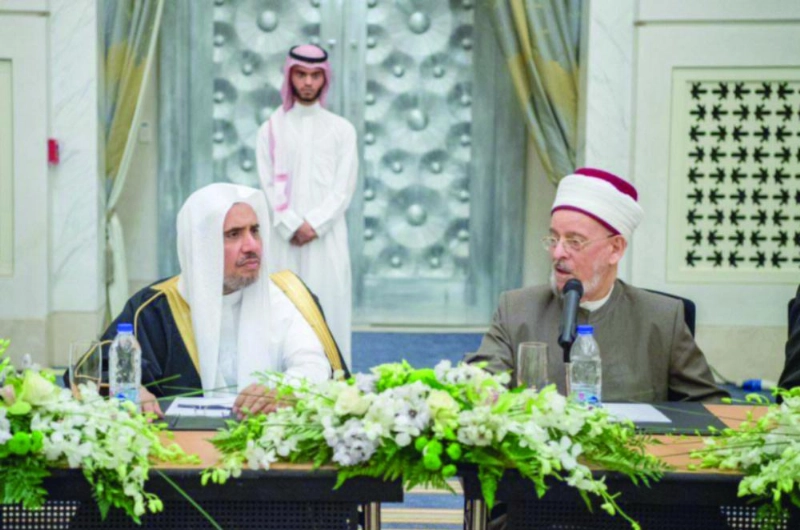 محمد العيسى خلال لقائه وفد كبار علماء العراق (واس)