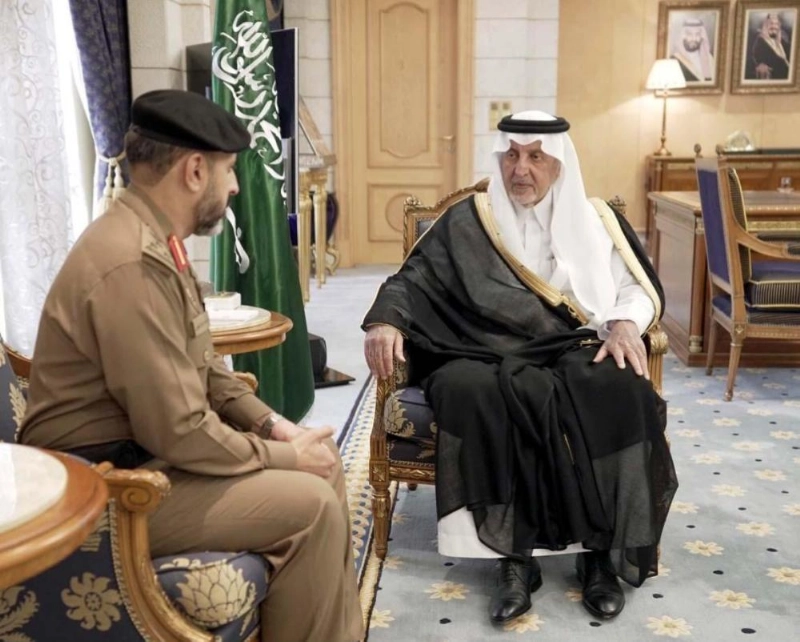 خالد الفيصل لدى لقائه يحيى العقيل (مكة)