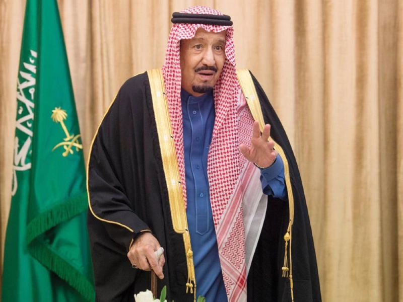 الملك سلمان لدى أداء الأمراء والوزراء وأعضاء الشورى القسم في قصر اليمامة بالرياض (واس)