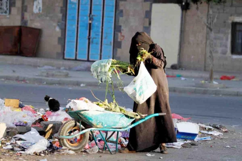 يمنية تبحث عن الطعام