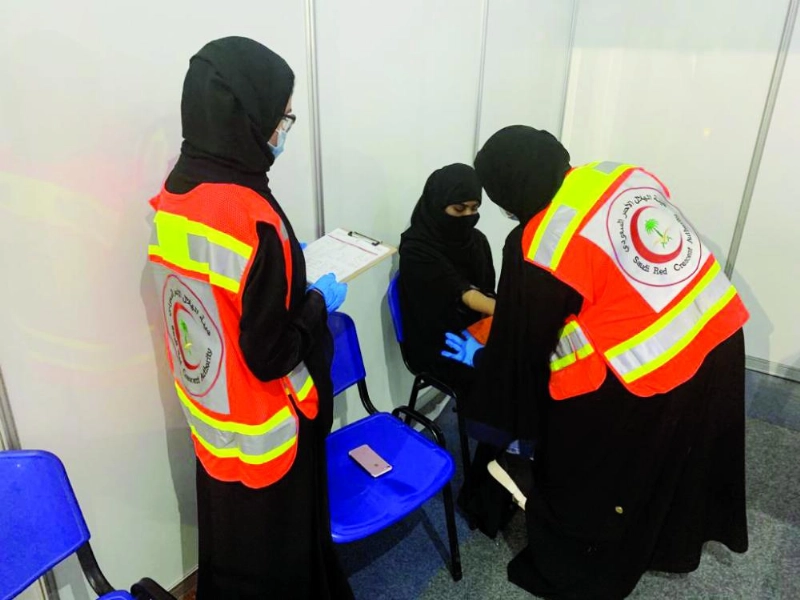 طبيبات يتعاملن مع حالات طارئة بالمعرض (مكة)