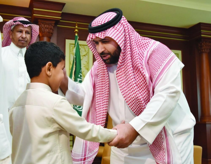 محمد بن عبدالعزيز لدى استقباله ذوي الشهيد علي مجرد (واس)