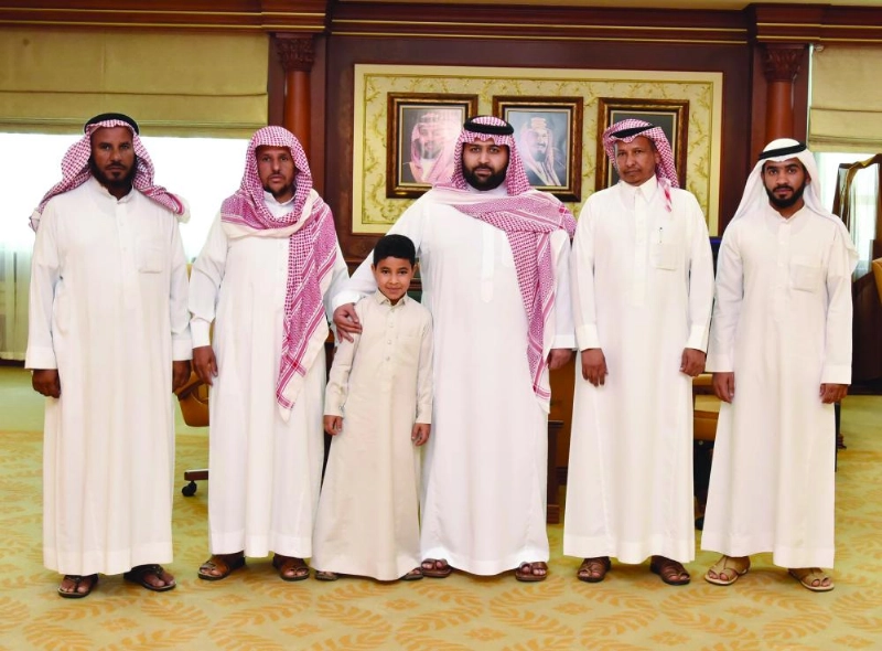 محمد بن عبدالعزيز لدى استقباله ذوي الشهيد علي مجرد (واس)