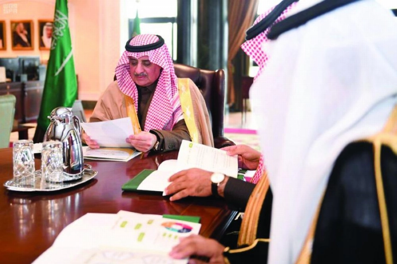 فهد بن سلطان خلال الاجتماع (واس)